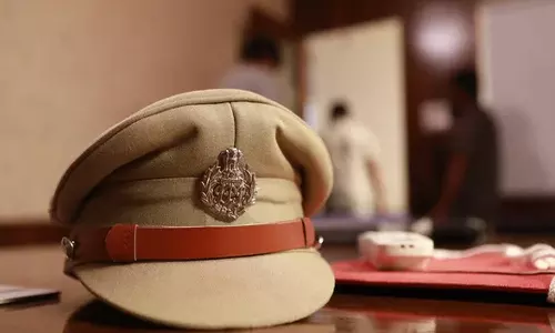 ഹെൽമെറ്റ് ഇല്ലാത്തതിന് ഡിവൈഎഫ്ഐ നേതാവിന് പിഴ ചുമത്തിയ സംഭവം:പൊലീസ് ഉദ്യോഗസ്ഥരെ തിരിച്ചെടുത്തു