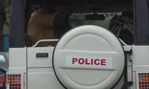 കോഴിക്കോട് പൊലീസിനെ വടിവാൾ വീശി ആക്രമിക്കാൻ ശ്രമിച്ച നാല് യുവാക്കൾ പിടിയിൽ കോഴിക്കോട് പൊലീസിനെ വടിവാൾ വീശി ആക്രമിക്കാൻ ശ്രമിച്ച നാല് യുവാക്കൾ പിടിയിൽ