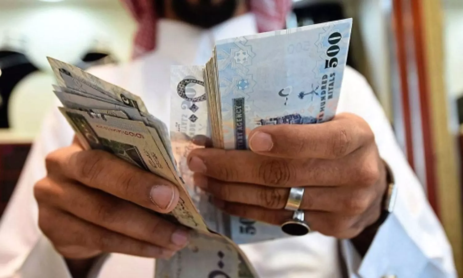 സൗദിയിൽ നിന്നും വിദേശികൾ നാട്ടിലേക്ക് പണമയക്കൽ കുറഞ്ഞു; കഴിഞ്ഞ മാസം 100 കോടി റിയാലിൻ്റെ കുറവ് സൗദിയിൽ നിന്നും വിദേശികൾ നാട്ടിലേക്ക് പണമയക്കൽ കുറഞ്ഞു; കഴിഞ്ഞ മാസം 100 കോടി റിയാലിൻ്റെ കുറവ്