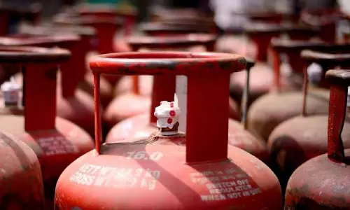 മുൻപിൽ തെരഞ്ഞെടുപ്പ്; പാചക വാതക വില കുറച്ച് കേന്ദ്ര സർക്കാർ