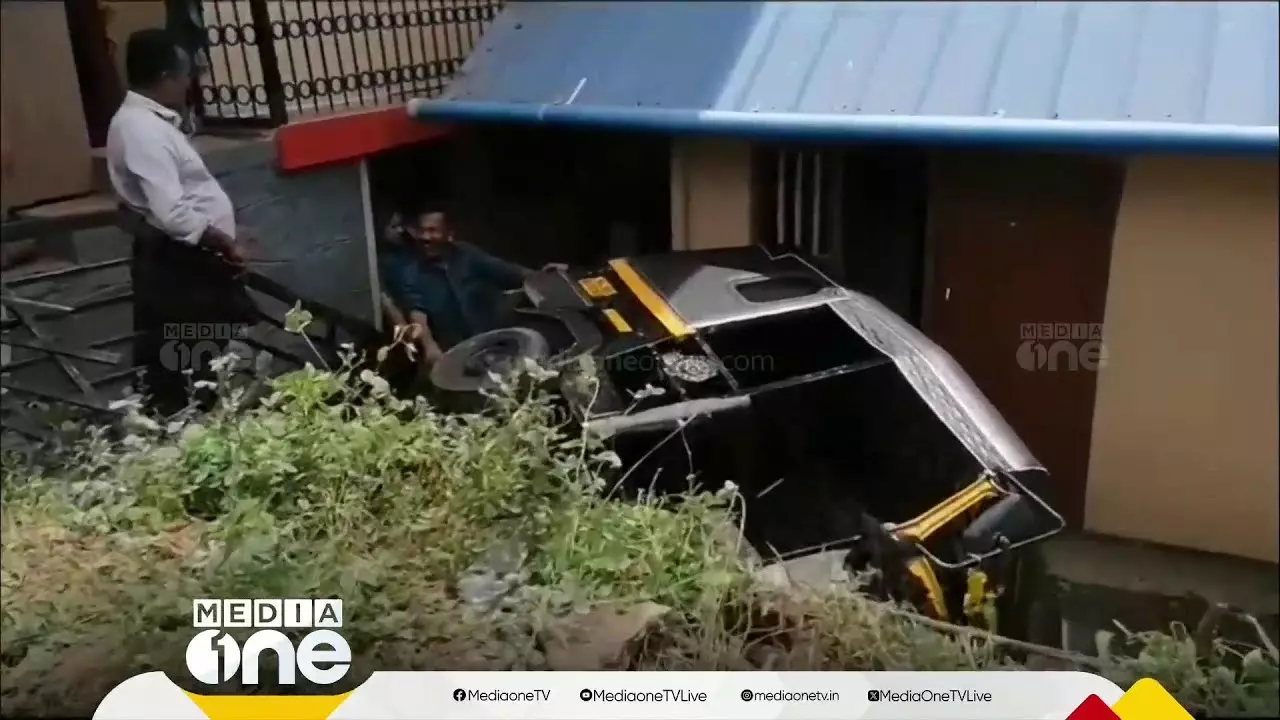 Auto rickshaw, accident, trivandrum Auto rickshaw, accident, trivandrum