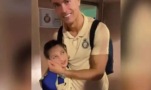 നീയാണെന്റെ ഭാഗ്യം; കാഴ്ചാ പരിമിതിയുള്ള കുഞ്ഞാരാധികയെ ചേർത്തുപിടിച്ച് റോണോ