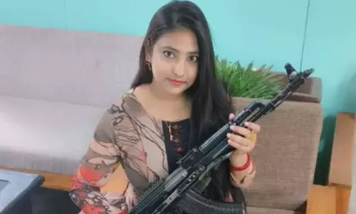 ഒന്നാം വിവാഹ വാർഷികം; ഭാര്യയ്ക്ക് എകെ 47 സമ്മാനമായി നൽകി തൃണമൂൽ മുൻ നേതാവ് ഒന്നാം വിവാഹ വാർഷികം; ഭാര്യയ്ക്ക് എകെ 47 സമ്മാനമായി നൽകി തൃണമൂൽ മുൻ നേതാവ്