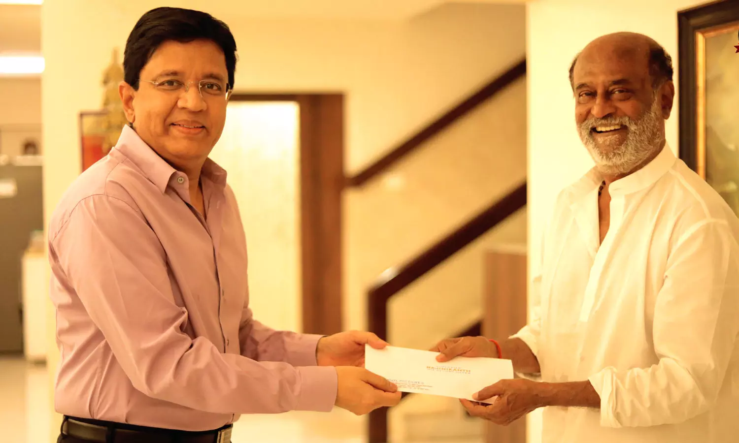 Kalanithi Maran met rajinikanth and handed over a cheque, celebrating the historic success of Jailer Kalanithi Maran met rajinikanth and handed over a cheque, celebrating the historic success of Jailer