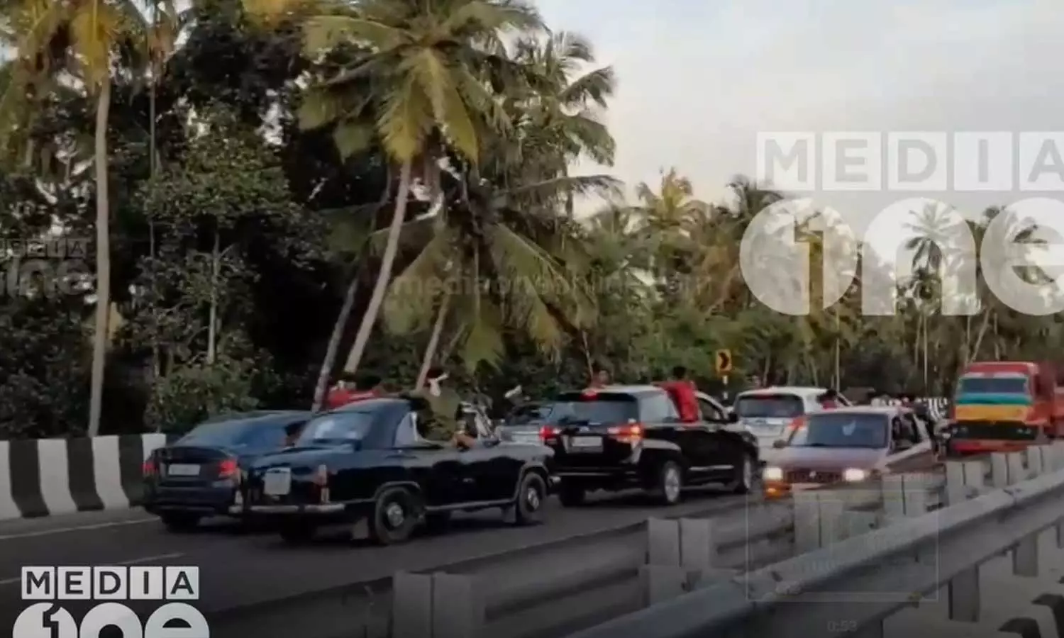 തലശ്ശേരി -മാഹി ബൈപ്പാസിൽ സ്കൂൾ വിദ്യാർഥികളുടെ സാഹസിക പ്രകടനം; പിഴയിട്ട് പൊലീസ് തലശ്ശേരി -മാഹി ബൈപ്പാസിൽ സ്കൂൾ വിദ്യാർഥികളുടെ സാഹസിക പ്രകടനം; പിഴയിട്ട് പൊലീസ്