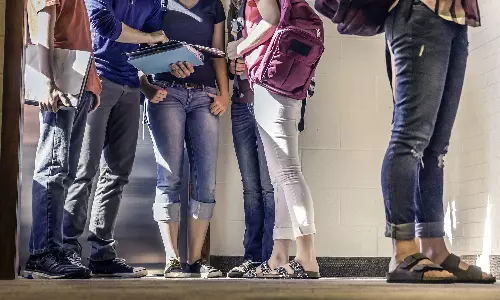 Won’t wear torn jeans’: Kolkata college students told to give undertaking,Acharya Jagadish Chandra Bose College in Kolkata, Kolkata,undertaking ,കീറിയ ജീന്‍സ് ധരിക്കാന്‍ പാടില്ലെന്ന് കോളജ്,  വിദ്യാര്‍ഥികള്‍ക്ക് നിര്‍ദേശവുമായി കോളജ്, കൊൽക്കത്ത ആചാര്യ ജഗദീഷ് ചന്ദ്രബോസ് കോളേജ്.