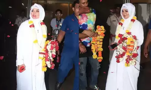Rakhi Sawant returns from Umrah, Rakhi Sawant welcomed with garlands after returning from Umrah, Rakhi Sawant after Umrah, Rakhi Sawant, Fatima Sawant, Rakhi Sawant Umrah