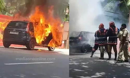 കോഴിക്കോട് തിരുവണ്ണൂരിൽ ഓടിക്കൊണ്ടിരുന്ന കാർ കത്തി നശിച്ചു കോഴിക്കോട് തിരുവണ്ണൂരിൽ ഓടിക്കൊണ്ടിരുന്ന കാർ കത്തി നശിച്ചു