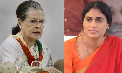 വൈ.എസ്.ആർ തെലങ്കാന പാർട്ടി അധ്യക്ഷ വൈ.എസ് ശർമിള സോണിയാ ഗാന്ധിയുമായി കൂടിക്കാഴ്ച നടത്തി വൈ.എസ്.ആർ തെലങ്കാന പാർട്ടി അധ്യക്ഷ വൈ.എസ് ശർമിള സോണിയാ ഗാന്ധിയുമായി കൂടിക്കാഴ്ച നടത്തി