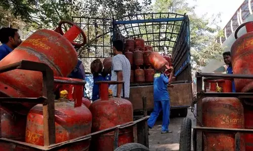 LPG Prices,Commercial LPG Prices,Domestic LPG Price Reduction,LPG consumers,ഗാര്‍ഹിക പാചക വാതക സിലിണ്ടറുകള്‍ക്ക് പിന്നാലെ  വാണിജ്യ പാചക വാതകത്തിന്റെ വിലയും കുറച്ചു,വാണിജ്യ പാചക വാതക വില,latest national news