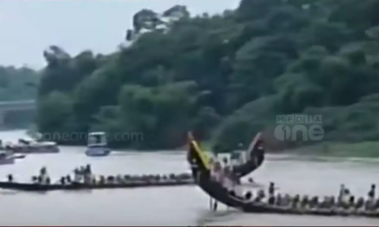 ആറന്മുളയില് വള്ളംകളിക്കിടെ മൂന്ന് പള്ളിയോടങ്ങള് മറിഞ്ഞു; നാലുപേരെ കാണാതായതായി റിപ്പോര്ട്ട് ആറന്മുളയില് വള്ളംകളിക്കിടെ മൂന്ന് പള്ളിയോടങ്ങള് മറിഞ്ഞു; നാലുപേരെ കാണാതായതായി റിപ്പോര്ട്ട്