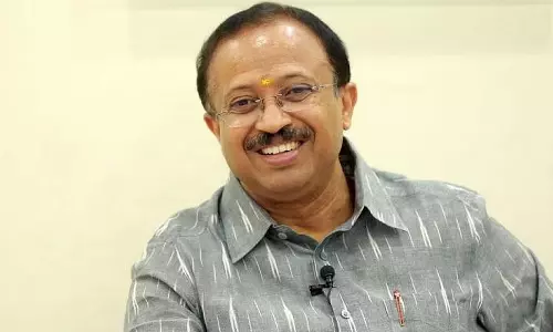 ഇവിടെ തമ്മിൽ മത്സരിക്കുന്നവർ ഡൽഹിയിൽ ഒന്നിച്ച് അത്താഴ വിരുന്നിൽ പങ്കെടുക്കുന്നു; വി മുരളീധരൻ