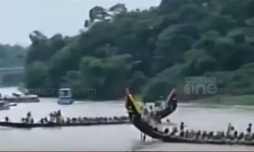 ആറന്മുളയില് വള്ളംകളിക്കിടെ മൂന്ന് പള്ളിയോടങ്ങള് മറിഞ്ഞു; നാലുപേരെ കാണാതായതായി റിപ്പോര്ട്ട് ആറന്മുളയില് വള്ളംകളിക്കിടെ മൂന്ന് പള്ളിയോടങ്ങള് മറിഞ്ഞു; നാലുപേരെ കാണാതായതായി റിപ്പോര്ട്ട്