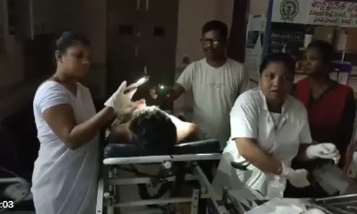Doctors treat patients under mobile torch at Andhra hospital