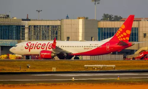 കരിപ്പൂര്‍ വിമാനത്താവളത്തില്‍ സ്പൈസ് ജെറ്റ് വിമാനം വൈകുന്നതായി പരാതി