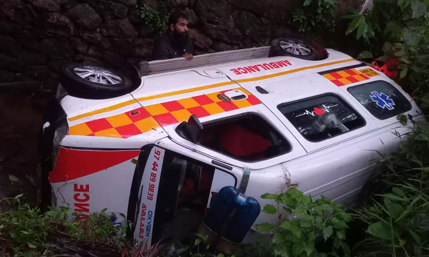 patient died after an ambulance fell into a ditch in Idukki, Idukki accident,breaking news malayalam,ബ്രേക്കിങ് ന്യൂസ് മലയാളം, ഇടുക്കിയിൽ ആംബുലൻസ് തോട്ടിലേക്ക് മറിഞ്ഞ് രോഗി മരിച്ചു,ആംബുലൻസ് തോട്ടിലേക്ക് മറിഞ്ഞു patient died after an ambulance fell into a ditch in Idukki, Idukki accident,breaking news malayalam,ബ്രേക്കിങ് ന്യൂസ് മലയാളം, ഇടുക്കിയിൽ ആംബുലൻസ് തോട്ടിലേക്ക് മറിഞ്ഞ് രോഗി മരിച്ചു,ആംബുലൻസ് തോട്ടിലേക്ക് മറിഞ്ഞു