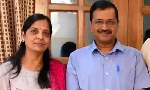 Court summons to Arvind Kejriwals wife, Arvind Kejriwal and his wife, case against sunitha Kejriwal, latest malayalam news, അരവിന്ദ് കെജ്‌രിവാളിന്റെ ഭാര്യ അരവിന്ദ് കെജ്‌രിവാളിനും ഭാര്യയ്ക്കും കോടതി സമൻസ്, സുനിത കെജ്‌രിവാളിനെതിരായ കേസ്