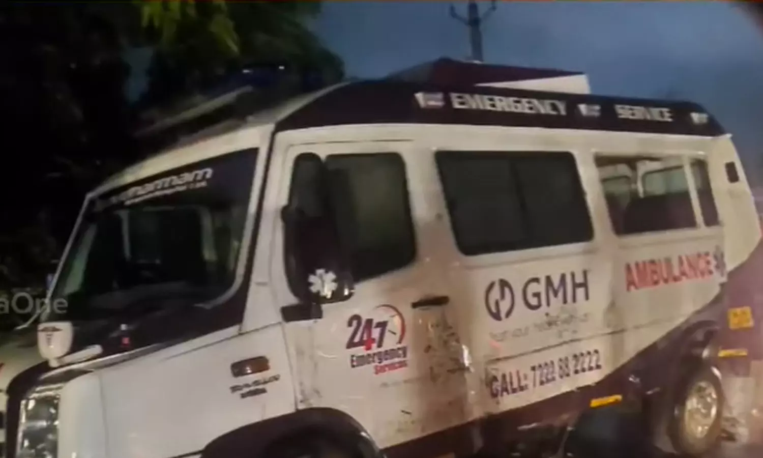 കൊച്ചിയിൽ നിയന്ത്രണം വിട്ട ആംബുലൻസ് ഇടിച്ച് കാർ ഡ്രൈവർക്ക് പരിക്കേറ്റു