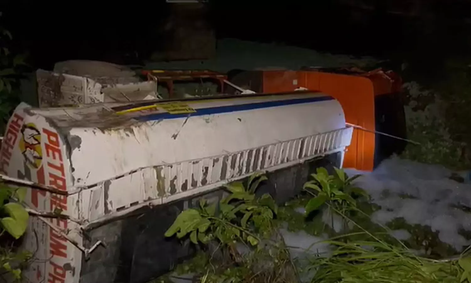 മലപ്പുറത്ത് നിയന്ത്രണം വിട്ട ടാങ്കര്‍ ലോറി മറിഞ്ഞു