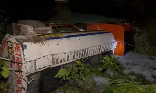 മലപ്പുറത്ത് നിയന്ത്രണം വിട്ട ടാങ്കര് ലോറി മറിഞ്ഞു മലപ്പുറത്ത് നിയന്ത്രണം വിട്ട ടാങ്കര് ലോറി മറിഞ്ഞു