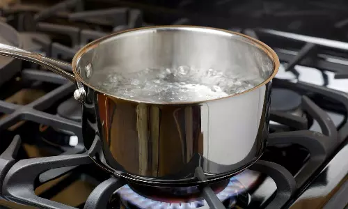 തിളപ്പിച്ച വെള്ളം വീണ്ടും ചൂടാക്കി കുടിക്കുന്നത് അപകടമോ?