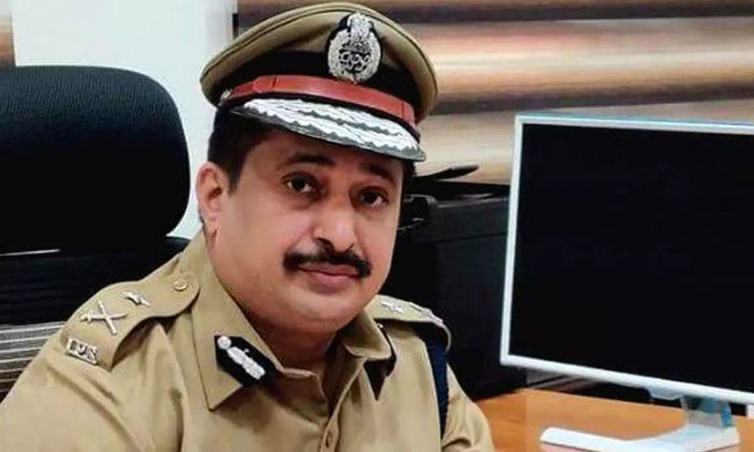 പുരാവസ്തു തട്ടിപ്പ് കേസ്; ഐ.ജി ലക്ഷ്മണിന് സസ്പെൻഷൻ പുരാവസ്തു തട്ടിപ്പ് കേസ്; ഐ.ജി ലക്ഷ്മണിന് സസ്പെൻഷൻ