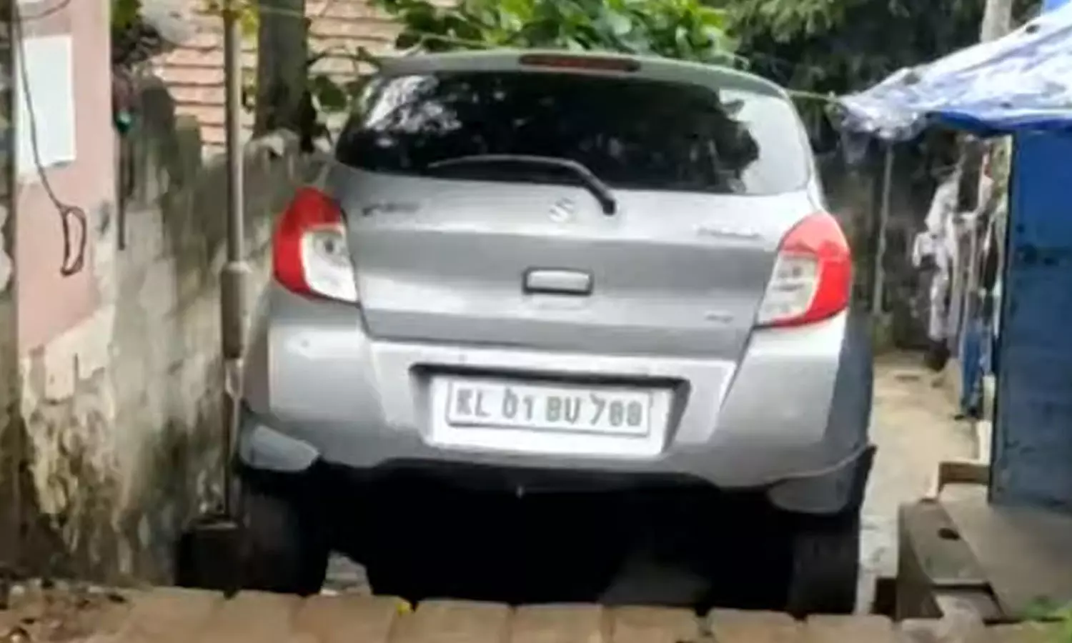 വർക്കലയിൽ ഗൂഗിൾ മാപ്പ് നോക്കി ഓടിച്ച കാർ അപകടത്തിപ്പെട്ടു വർക്കലയിൽ ഗൂഗിൾ മാപ്പ് നോക്കി ഓടിച്ച കാർ അപകടത്തിപ്പെട്ടു