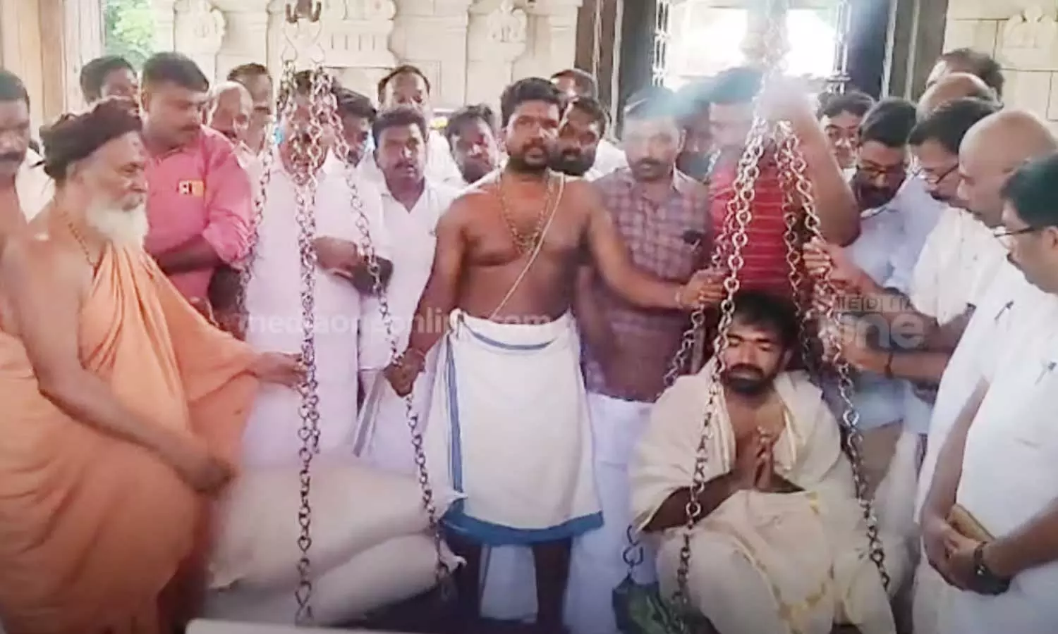 Chandy Oommen performs thulabharam, Chandy Oommen, thulabharam, Chenkal Maheswaram Shiva Temple Chandy Oommen performs thulabharam, Chandy Oommen, thulabharam, Chenkal Maheswaram Shiva Temple