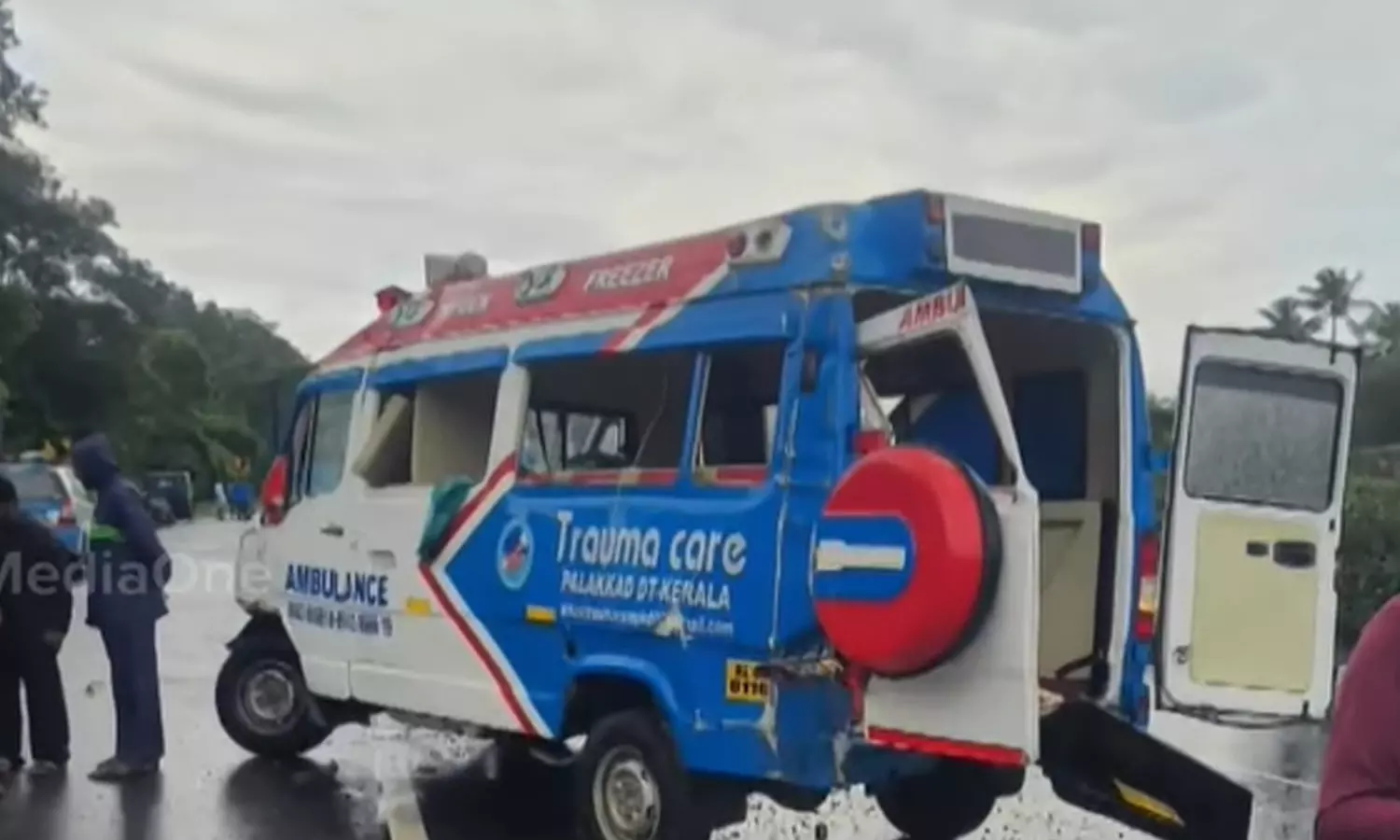 പാലക്കാട് വാളയാറിൽ ആംബുലൻസ് അപകടത്തിൽപ്പെട്ടു പാലക്കാട് വാളയാറിൽ ആംബുലൻസ് അപകടത്തിൽപ്പെട്ടു