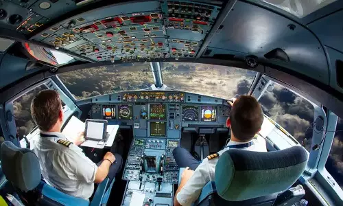 അമേരിക്കയിൽ ടേക്ക് ഓഫിനിടെ കോക്ക് പിറ്റിലേക്ക് അതിക്രമിച്ച് കയറാൻ ശ്രമിച്ച യാത്രകാരൻ അറസ്റ്റിലായി