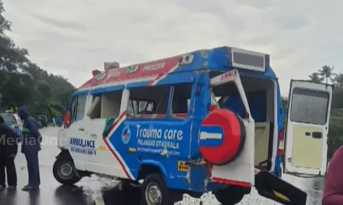 പാലക്കാട് വാളയാറിൽ ആംബുലൻസ് അപകടത്തിൽപ്പെട്ടു