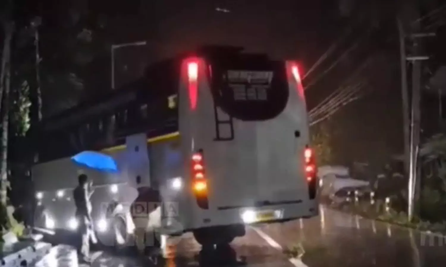 കോഴിക്കോട് മോഷ്ടിച്ച് കടത്തുകയായിരുന്ന ടൂറിസ്റ്റ് ബസ് അപകടത്തിൽപ്പെട്ടു