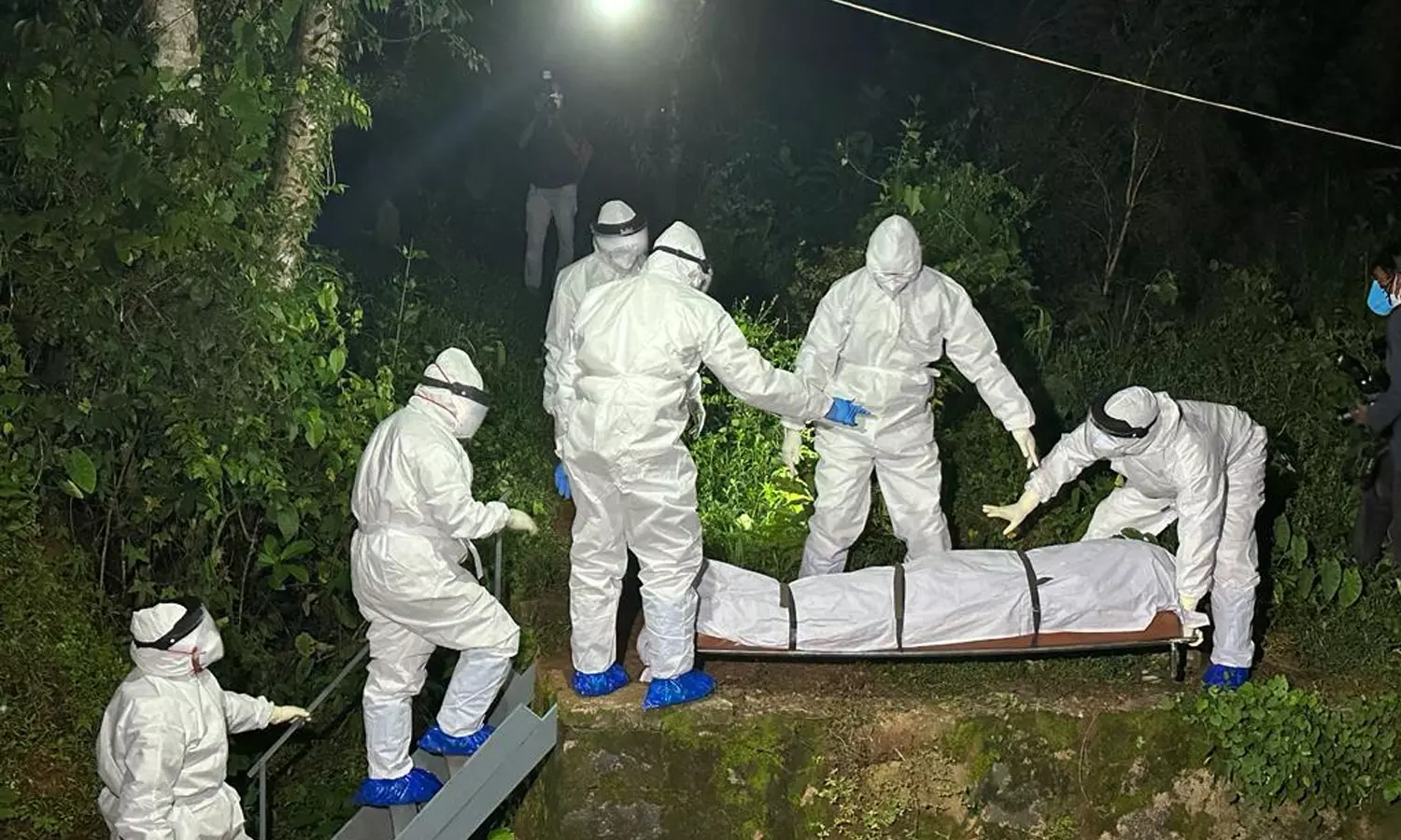 നിപ ബാധിച്ച് മരിച്ച ആയഞ്ചേരി സ്വദേശിയുടെ മൃതദേഹം സംസ്കരിച്ചു നിപ ബാധിച്ച് മരിച്ച ആയഞ്ചേരി സ്വദേശിയുടെ മൃതദേഹം സംസ്കരിച്ചു