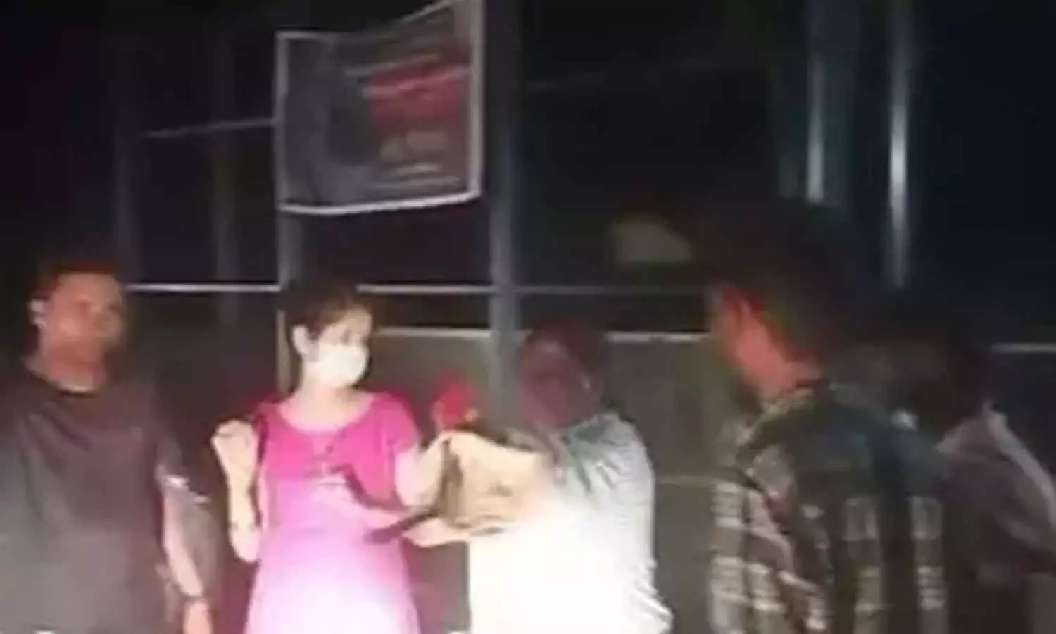 ചൈത്രയെ പൊലീസ് അറസ്റ്റ് ചെയ്യുന്ന ദൃശ്യങ്ങൾ ചൈത്രയെ പൊലീസ് അറസ്റ്റ് ചെയ്യുന്ന ദൃശ്യങ്ങൾ