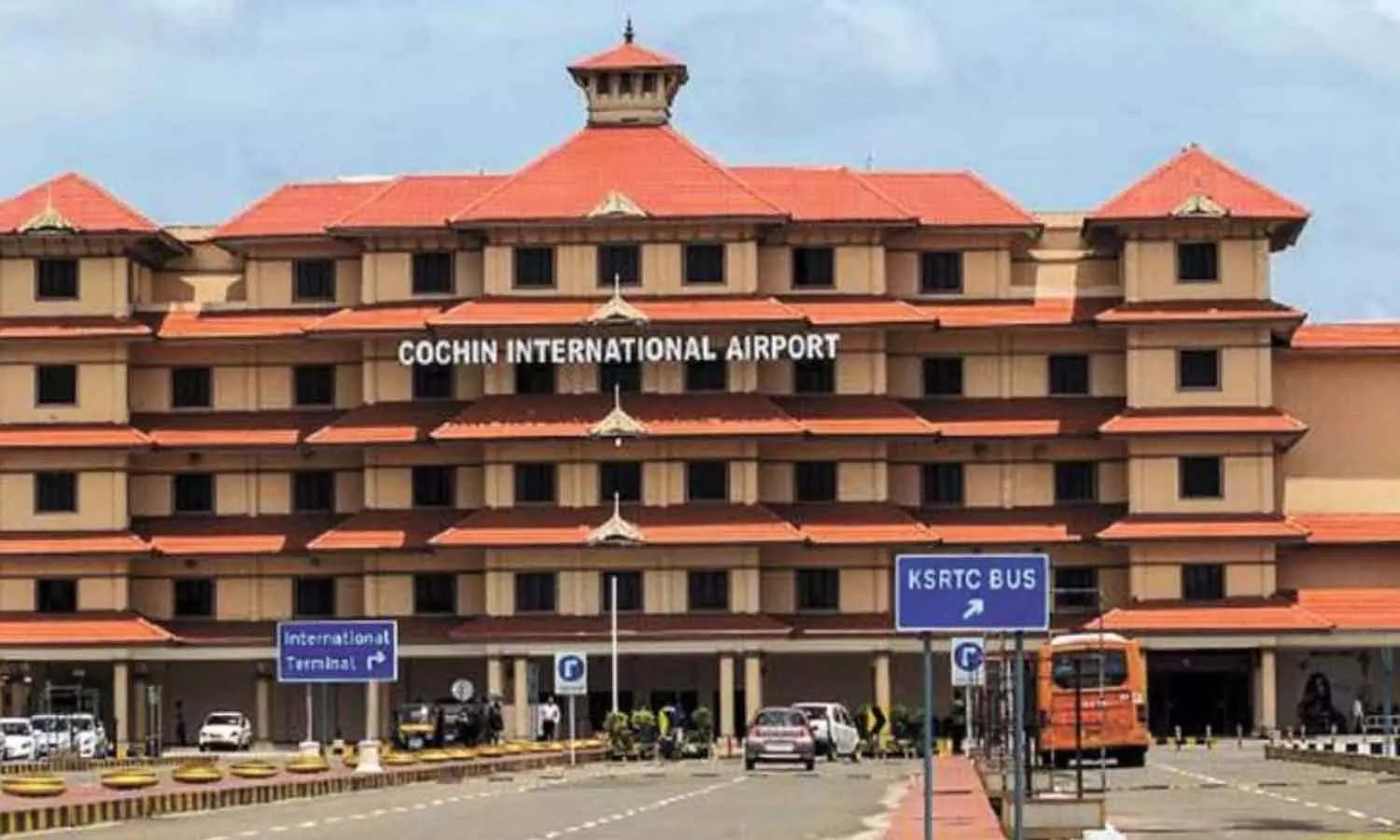 റിയാദ് വഴി ലണ്ടനിലേക്ക് പോകാൻ എത്തിയ യാത്രക്കാർ നെടുമ്പാശ്ശേരി വിമാനത്താവളത്തിൽ കുടുങ്ങി