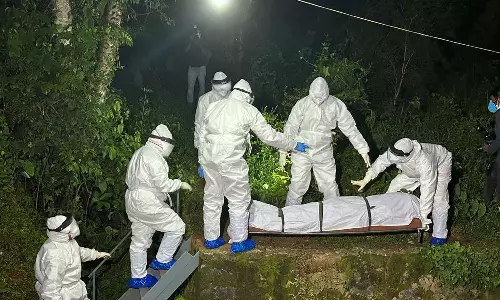 നിപ ബാധിച്ച് മരിച്ച ആയഞ്ചേരി സ്വദേശിയുടെ മൃതദേഹം സംസ്കരിച്ചു നിപ ബാധിച്ച് മരിച്ച ആയഞ്ചേരി സ്വദേശിയുടെ മൃതദേഹം സംസ്കരിച്ചു