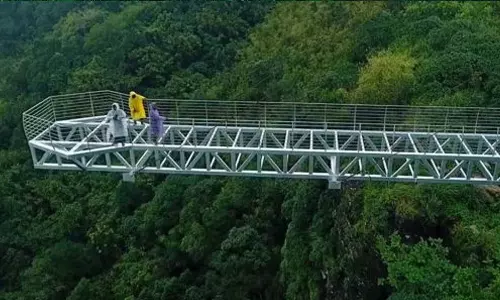 സഞ്ചാരികൾക്ക് സന്തോഷ വാർത്ത; വാഗമൺ ഗ്ലാസ് ബ്രിഡ്ജ് എൻട്രി ഫീസ് പകുതിയായി കുറച്ചു സഞ്ചാരികൾക്ക് സന്തോഷ വാർത്ത; വാഗമൺ ഗ്ലാസ് ബ്രിഡ്ജ് എൻട്രി ഫീസ് പകുതിയായി കുറച്ചു