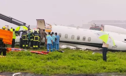 Private jet crash lands at Mumbai airport amid heavy rain,Mumbai airport  news,മുംബൈ വിമാനത്താവളത്തിൽ ലാൻഡിങ്ങിനിടെ വിമാനം റൺവേയിൽ നിന്ന് തെന്നിമാറി തകർന്നു,മുംബൈ വിമാനത്താവളം,മുംബൈ വിമാനത്താവളം, അപകടം