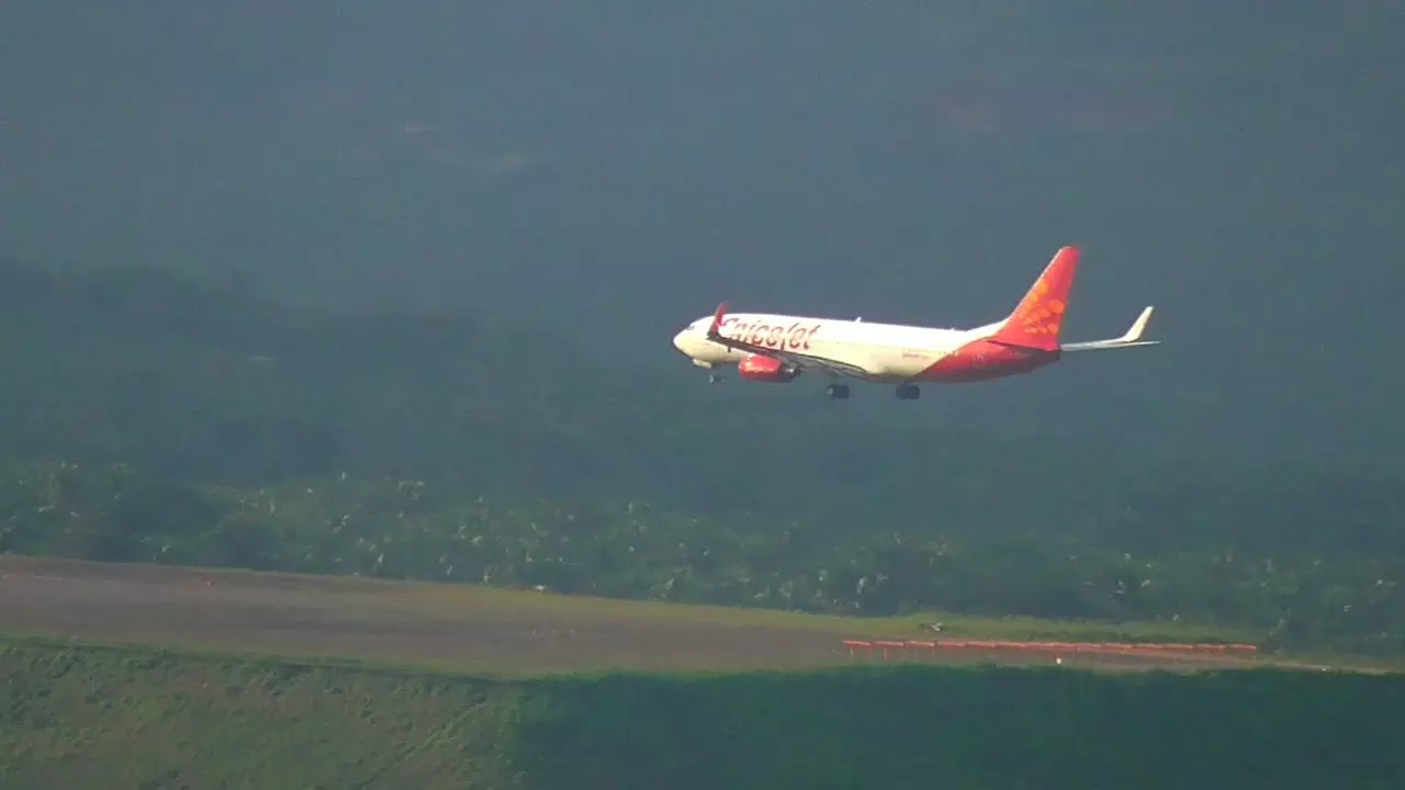 കാലാവസ്ഥ പ്രതികൂലം; കരിപ്പൂരിൽ ഇറങ്ങേണ്ട വിമാനങ്ങൾ വഴി തിരിച്ചു വിട്ടു കാലാവസ്ഥ പ്രതികൂലം; കരിപ്പൂരിൽ ഇറങ്ങേണ്ട വിമാനങ്ങൾ വഴി തിരിച്ചു വിട്ടു