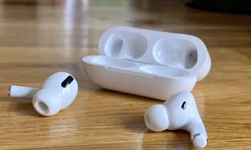 woman  swallowed AirPod thinking it vitamin tablet,woman swallowed AirPod,woman swallowed Apple AirPod Apple,Apple AirPod, വിറ്റമിൻ ഗുളികയാണെന്ന് കരുതി യുവതി വിഴുങ്ങിയത് ആപ്പിളിന്‍റെ എയർപോഡ് !, യുവതി എയര്‍പോഡ് വിഴുങ്ങി,ഗുളികയാണെന്ന്കരുതി എയര്‍പോഡ് വിഴുങ്ങി