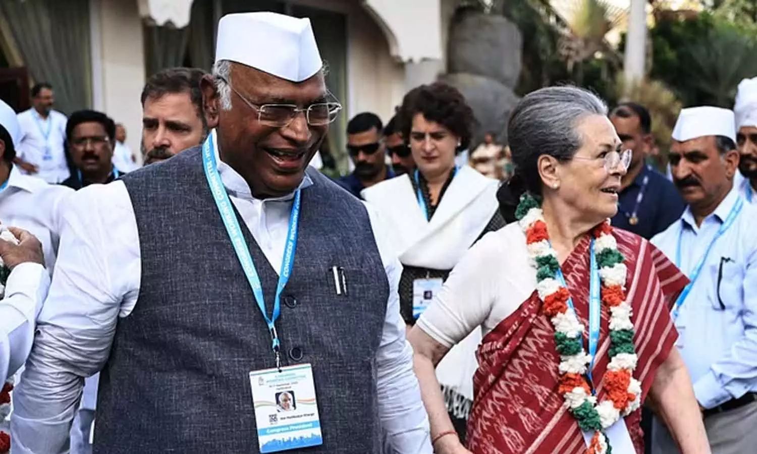 കോൺഗ്രസ് പ്രവർത്തക സമിതി ഹൈദരബാദിൽ ആരംഭിച്ചു; കേന്ദ്രസർക്കാരിനെ വിമർശിച്ച് മല്ലികാർജുൻ ഖാർഗെ കോൺഗ്രസ് പ്രവർത്തക സമിതി ഹൈദരബാദിൽ ആരംഭിച്ചു; കേന്ദ്രസർക്കാരിനെ വിമർശിച്ച് മല്ലികാർജുൻ ഖാർഗെ