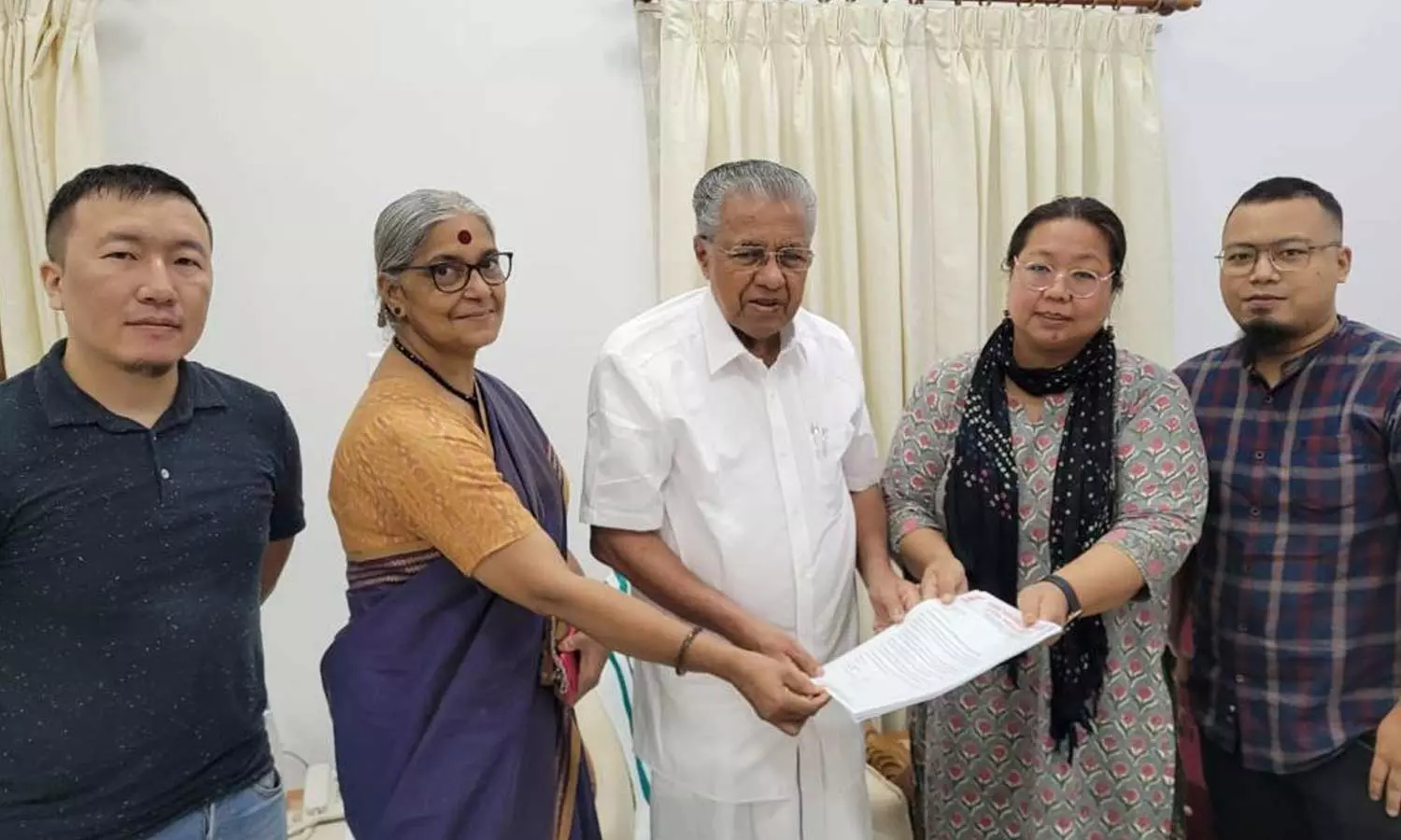 കേരളത്തിൽ തുടർപഠനമൊരുക്കണം; മണിപ്പൂർ വിദ്യാർഥികൾ മുഖ്യമന്ത്രിക്ക് നിവേദനം നൽകി കേരളത്തിൽ തുടർപഠനമൊരുക്കണം; മണിപ്പൂർ വിദ്യാർഥികൾ മുഖ്യമന്ത്രിക്ക് നിവേദനം നൽകി