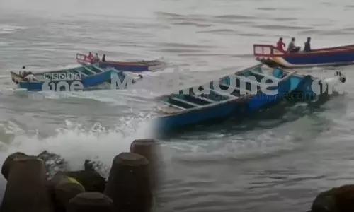 fisherman was injured after his boat capsized in a heavy sea tide in Muthalapozhi, Thiruvananthapuram Muthalapozhi accident, sea rage in Muthalapozhi, Muthalapozhi boat accidents,