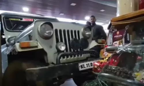 വയനാട്ടിൽ ബേക്കറിയിലേക്ക് ജീപ്പ് ഇടിച്ചു കയറി അപകടം