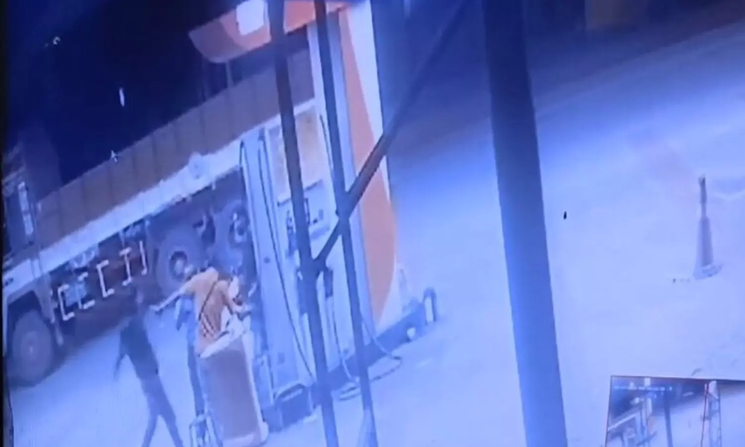 പെട്രോളടിച്ച ശേഷം പണം നൽകാതെ മുങ്ങാൻ ശ്രമം; ആലുവയിൽ പമ്പ് ജീവനക്കാരന് മർദ്ദനം പെട്രോളടിച്ച ശേഷം പണം നൽകാതെ മുങ്ങാൻ ശ്രമം; ആലുവയിൽ പമ്പ് ജീവനക്കാരന് മർദ്ദനം