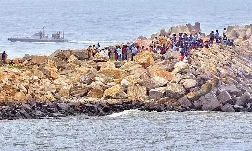 Latin Catholic Association protest today over no scientific solution in muthalapozhi