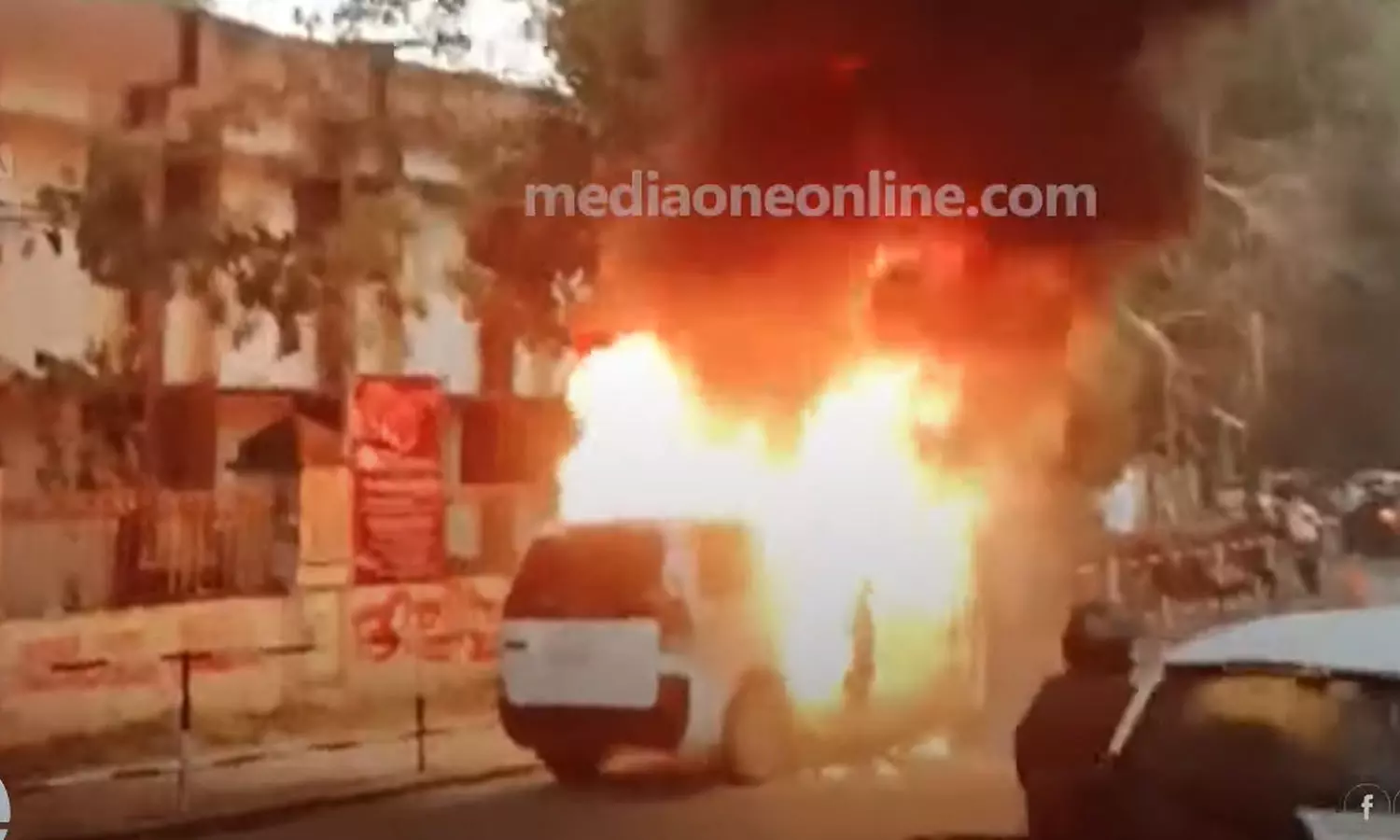 The police vehicle that was running was destroyed by fire, trivandrum , police jeep, latest malayalam news,ഓടിക്കൊണ്ടിരുന്ന പോലീസ് വാഹനം തീയിട്ടു നശിപ്പിച്ചു, തിരുവനന്തപുരം, പോലീസ് ജീപ്പ്, ഏറ്റവും പുതിയ മലയാളം വാർത്തകള് The police vehicle that was running was destroyed by fire, trivandrum , police jeep, latest malayalam news,ഓടിക്കൊണ്ടിരുന്ന പോലീസ് വാഹനം തീയിട്ടു നശിപ്പിച്ചു, തിരുവനന്തപുരം, പോലീസ് ജീപ്പ്, ഏറ്റവും പുതിയ മലയാളം വാർത്തകള്