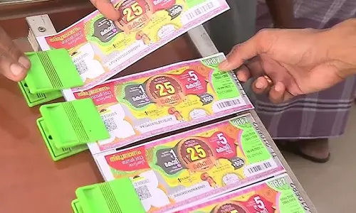 Controversy over lottery ticket, A man was hacked to death in Kollam, onam bumper result, latest malayalam news, ലോട്ടറി ടിക്കറ്റിനെ ചൊല്ലിയുള്ള വിവാദം, കൊല്ലത്ത് ഒരാൾ വെട്ടേറ്റ് മരിച്ചു, ഓണം ബംപർ ഫലം, ഏറ്റവും പുതിയ മലയാളം വാർത്ത