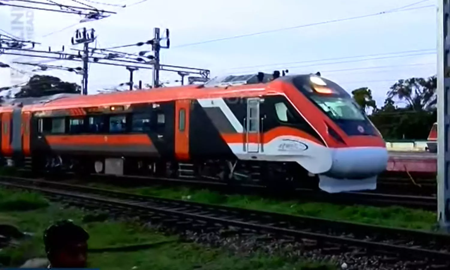 കേരളത്തിന് അനുവദിച്ച രണ്ടാം വന്ദേഭാരത് ട്രെയിൻ തിരുവനന്തപുരത്ത് എത്തി; നാളെ ട്രയൽ റൺ നടത്തിയേക്കും