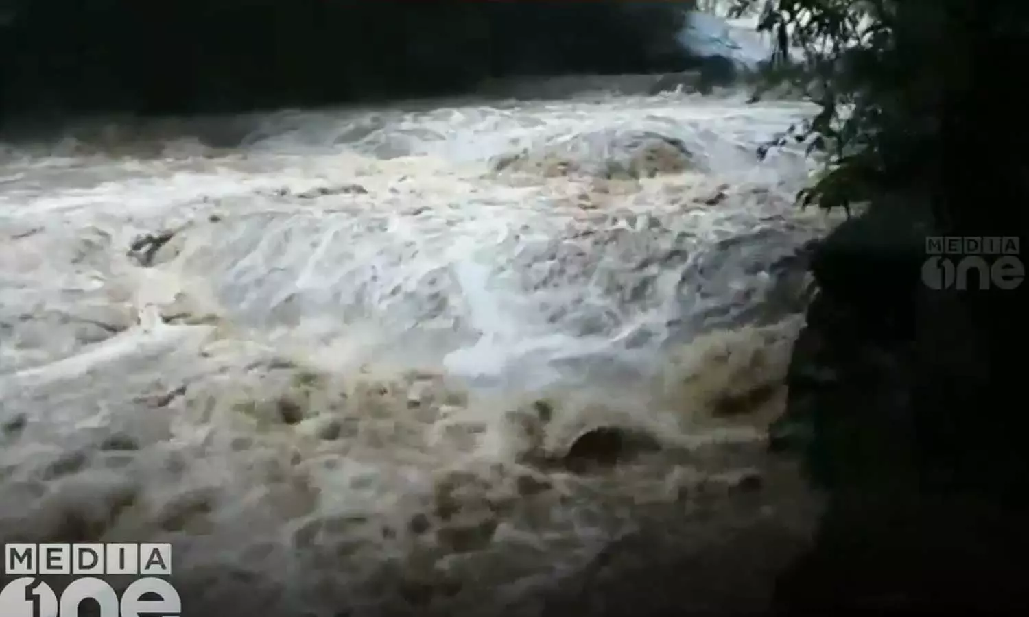 ശക്തമായ മഴ; തിരുവനന്തപുരത്തെ മക്കിയാർ കരകവിഞ്ഞ് ഒഴുകി ശക്തമായ മഴ; തിരുവനന്തപുരത്തെ മക്കിയാർ കരകവിഞ്ഞ് ഒഴുകി